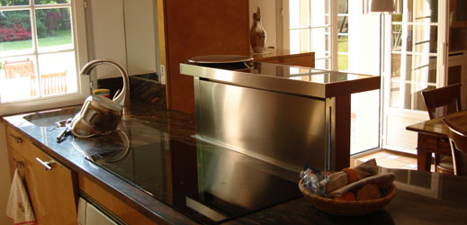 Cocina de un particular francí©s orgulloso de su campana extractora